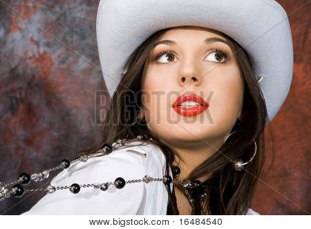 fille est dans un chapeau de cow-boy