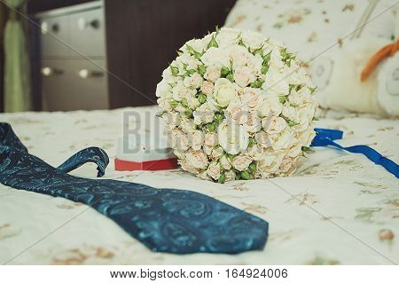 Decorating a wedding car - wedding rings. Wedding paraphernalia of the groom