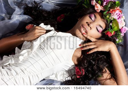 Elegant mulat pige med tudorroser af blomster