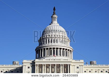 Edifício do Capitólio dos Estados Unidos em Washington D.C. contra claro céu azul