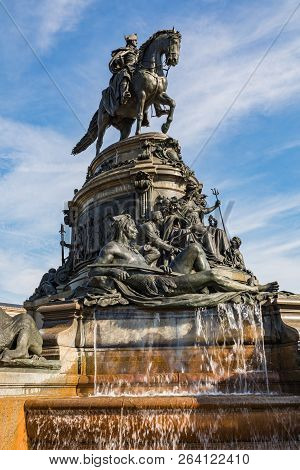 Philadelphia, Usa - September 19, 2018: George Washington Monument In Philadelphia. The Statue Desig
