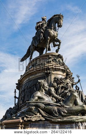 Philadelphia, Usa - September 19, 2018: George Washington Monument In Philadelphia. The Statue Desig