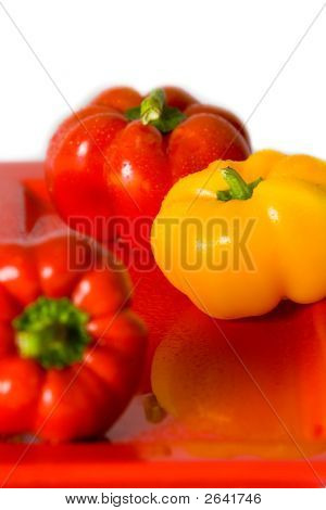Bellpeppers na czerwonym serwuje danie.
