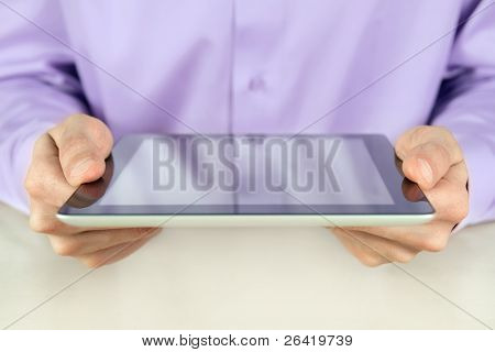 Üzletember Holding Tablet PC