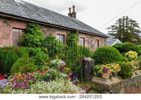 Lovely Traditional Village House And Gardens In The Village Of Luss On Loch Lomond In Scotland, Unit