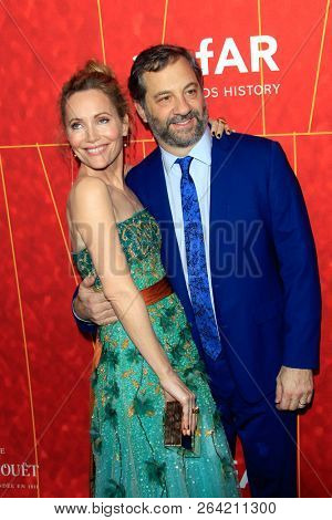 LOS ANGELES - OCT 18:  Leslie Mann, Judd Apatow at the 2018 amfAR Inspiration Gala at the Wallis Annenberg Center for the Performing Arts on October 18, 2018 in Beverly Hills, CA