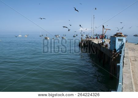 Pier In Mancora, Peru. Beautiful Postcard With The Background Of The Pacific Ocean.