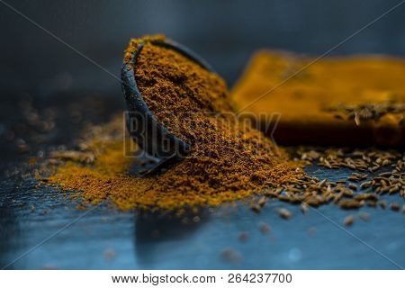 Close Up Of Powdered Cumin Or Zeera Or Jeera With Raw Cumin On Wooden Surface In A Clay Bowl On A Cl