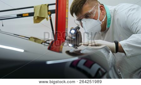 Professional Master After Polishing And Painting Cars, Checks The Flashlight Scratches, A Respirator
