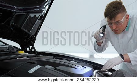 Professional Master After Polishing And Painting Cars, Checks The Flashlight Scratches, A Respirator