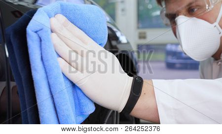 Professional Master After Polishing And Painting Cars, Wipes The Machine With A Blue Rag, Respirator
