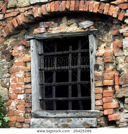 Ventana de la prisión de un castillo medieval (Zhovkva, Ucrania)