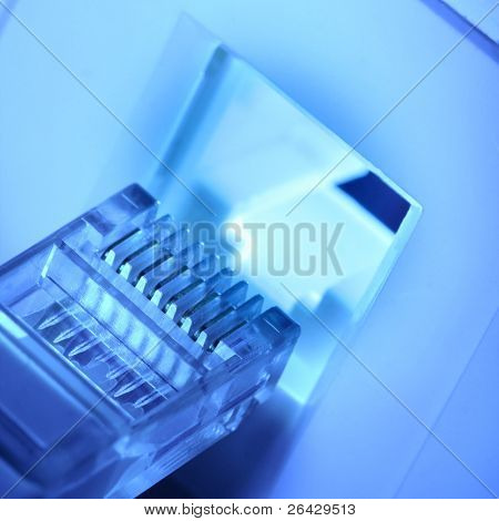 RJ45 konektor v blízkosti síťové zásuvky