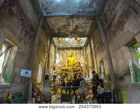 Samut Songkhram, Thailand - Oct 5, 2018 : Buddhists Pray At Buddha Statue At Wat Bang Kung Temple, S