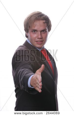 Jovem, oferecendo-se para apertar a mão do terno