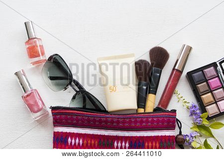 Sunscreen Spf50 ,brush ,lipstick ,eyes Shadow ,nail Polish And Sunglasses In Bag Set Cosmetics Beaut
