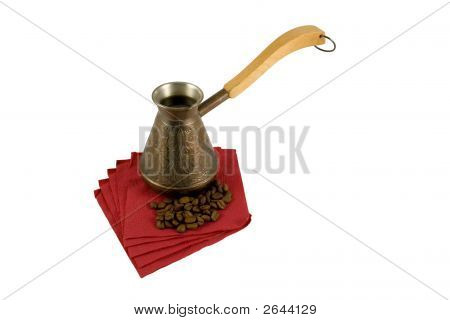 Ibrik avec café sur un rond de Serviette avec grains de café