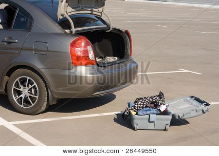 Set bagfra af en bil med en åben kuffert