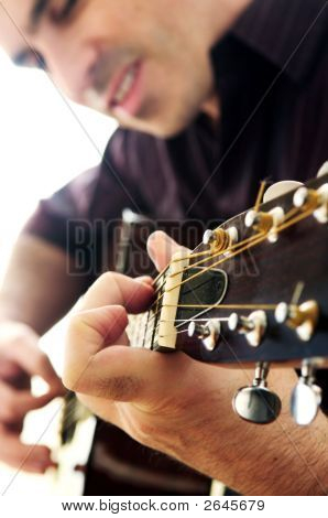 Homem tocando uma guitarra