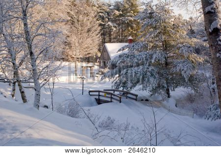 Neve coperta di boschi con ponte e fienile