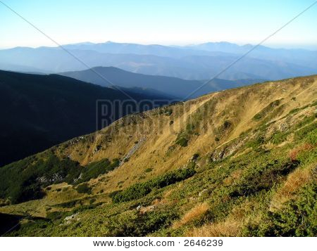 Le soleil sur une pente de montagne