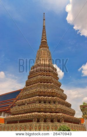 หนึ่งในสี่เจดีย์ใหญ่ในวัดโพธิ์ กรุงเทพ ไทย
