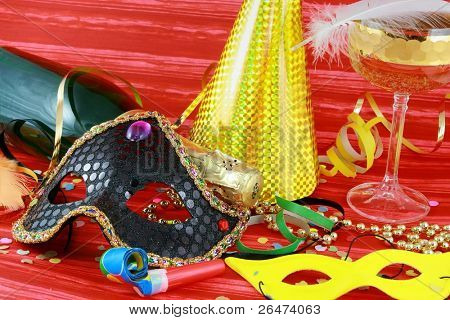 Detail van carnaval masker op rode achtergrond