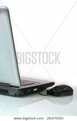 Bir cam masa üstünde güzel laptop.