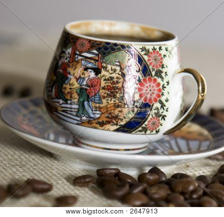 Taza de café y granos sobre arpillera