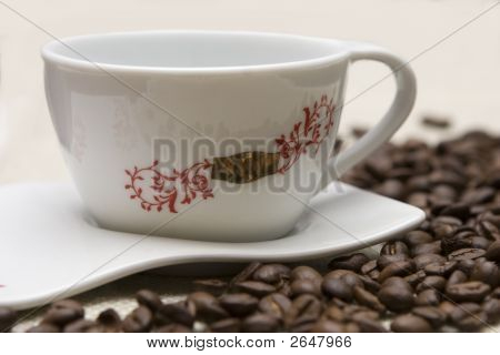 Taza de café y granos sobre arpillera