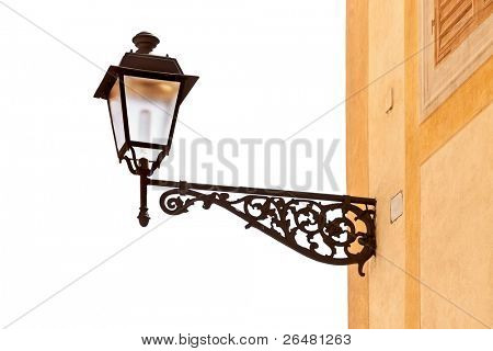 Dekorative street lampe isoleret på vhite baggrund