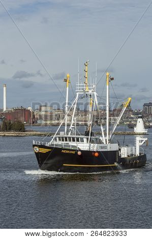 New Bedford, Massachusetts, Usa - February 23, 2018: Scalloper Neskone Crossing Acushnet River With 