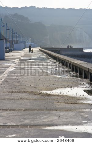 A piedi sul lungomare