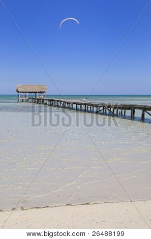 Pohled na tropické kubánské pláže s dřevěný chodník, cayo coco.