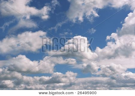Alto cumulus skyer i en blå himmel