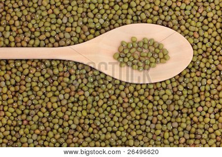 Berk Mung bean impulsów w drewnianą łyżką, tworząc na tle.