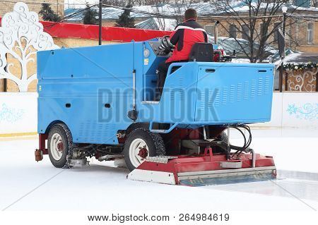 Special Machine Ice Harvester Cleans The Ice Rink