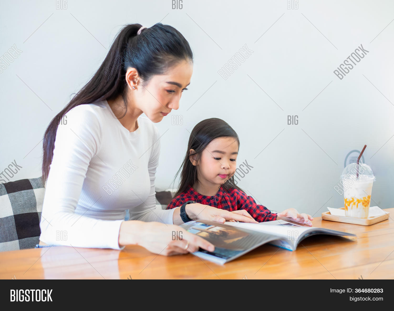 Mother teacher daughter. Мама и дочка картинки. Картинки на тему домашнее образование. Mother teacher daughter. Мать учит.