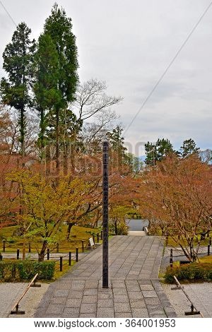 Kyoto, Jp - April 10 - Eikando Zenrinji Wooden Pole On April 10, 2017 In Kyoto, Japan. Eikando Forma