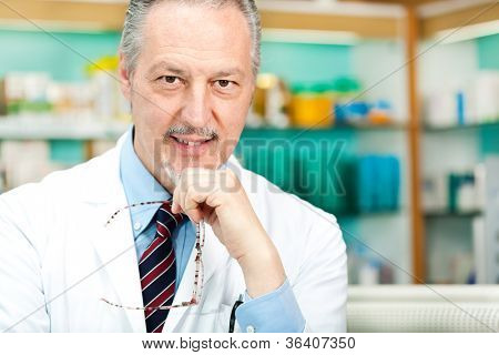  Portret przyjazny chemik w jego sklepie