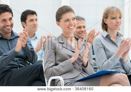 Happy Business Gruppe von Menschen Händeklatschen während einer Tagung-Konferenz