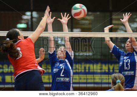 KAPOSVAR, Ungarn - 22 APRIL: Zsanett Pinter (blå 2) i aktion på den ungarske I. League volleyb