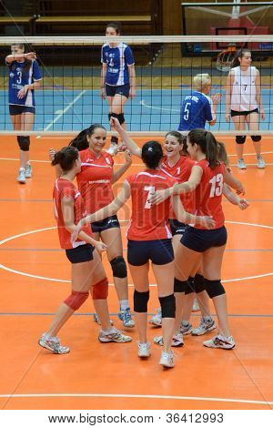 KAPOSVAR, Ungheria - 22 aprile: XI Budai players celebrate presso il gioco di pallavolo Campionato ungherese I. 