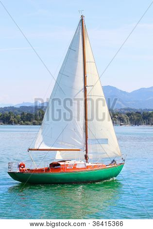 Plachetnice v časných ranních hodinách na horské jezero. Chiemsee je největší sladkovodní jezero v Bavari