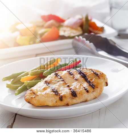 Letní grilování času - grilované kuře se zeleninou.