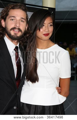 LOS ANGELES - ago 22: Shia LaBeouf, Karolyn Pho arriva alla 