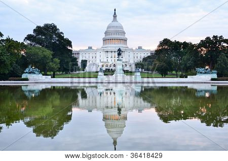 Washington DC, Amerikai Egyesült Államok Capitol épület tükörképe a sunrise
