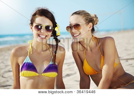 สองหญิงสาวที่ชายหาด