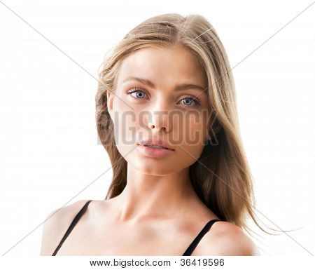 Bella donna semi-vestita con magnifici capelli