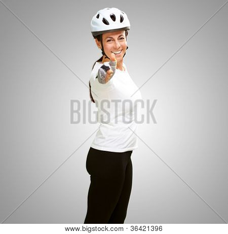 Femme portant casque montrant le pouce en haut isolé sur fond gris